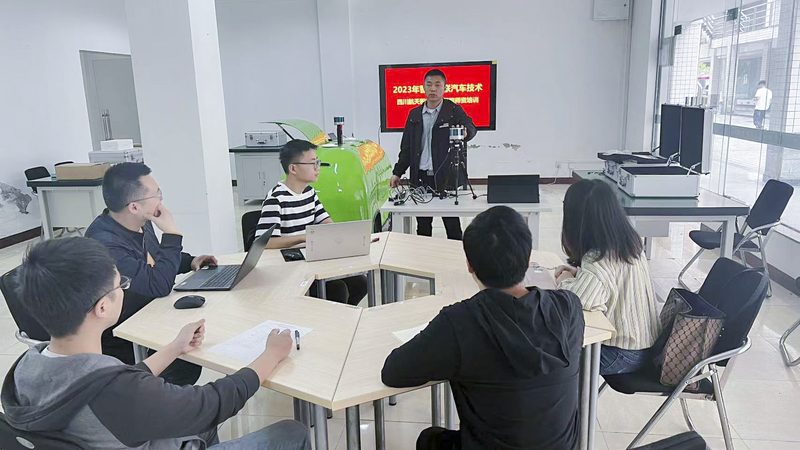 考察指标：师资力量与课程体系