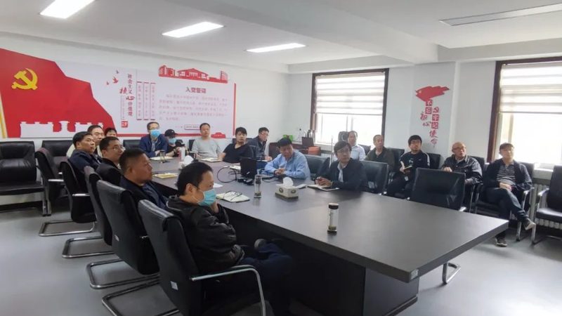 小标题：职场竞争加剧，短期培训应运而生