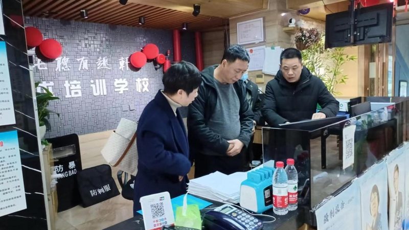 在签订合同的过程中，要确保合同条款的规范性。以下是一些需要注意的条款：